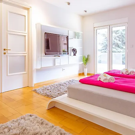 #1 Lux With Pool, Gameroom, Spa, Zen Yard #free Airport Transport# Belgrade